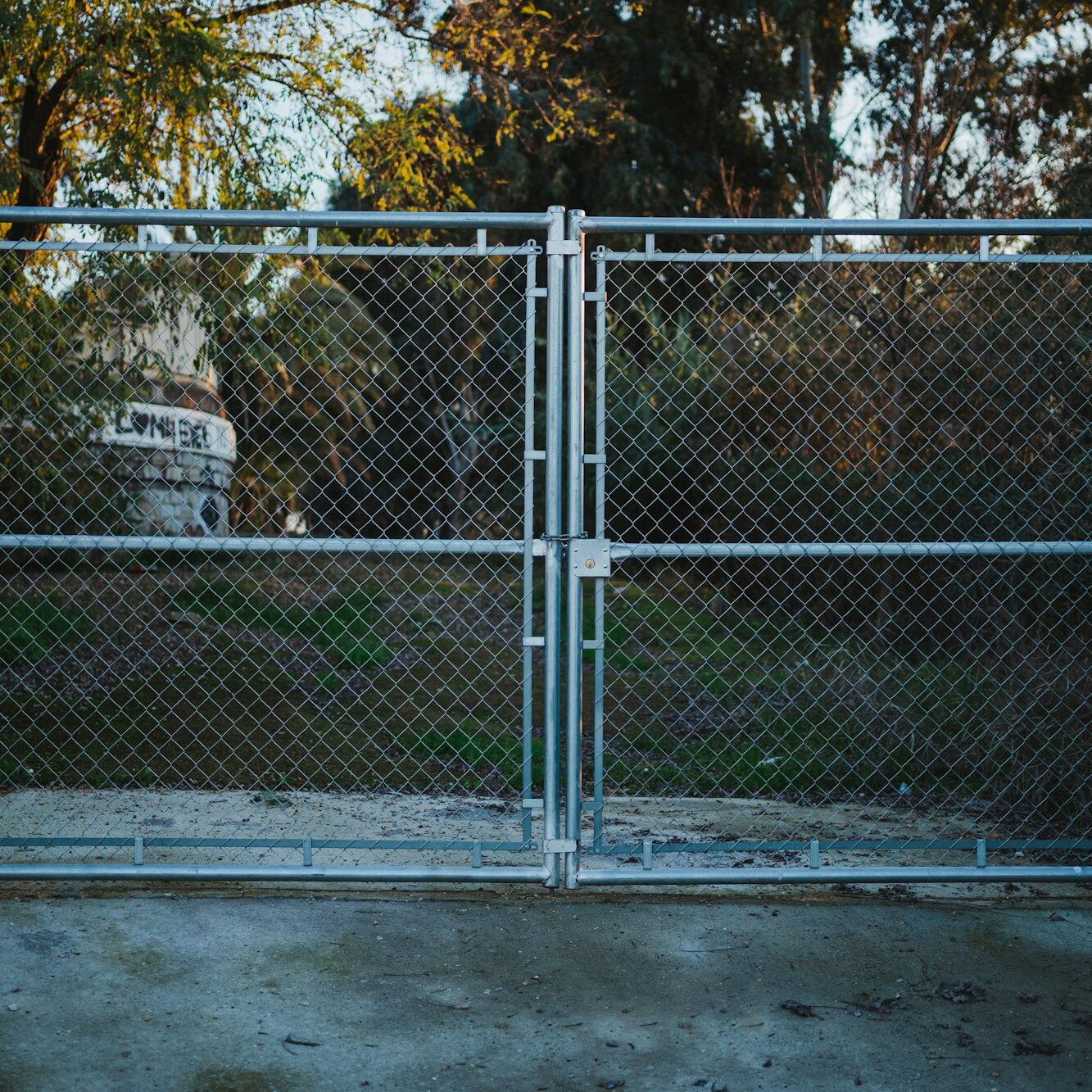 Metallic chain link fence gate